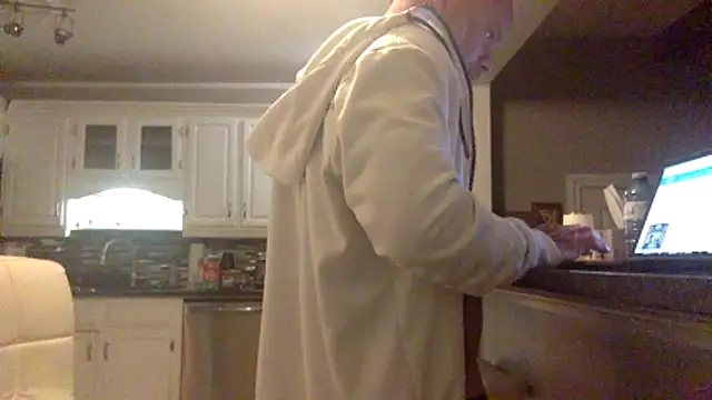 Snapshot of Muscledick40 chatting on February 3, 6:40 am Muscledick40 online show from February 3, 6:40 am