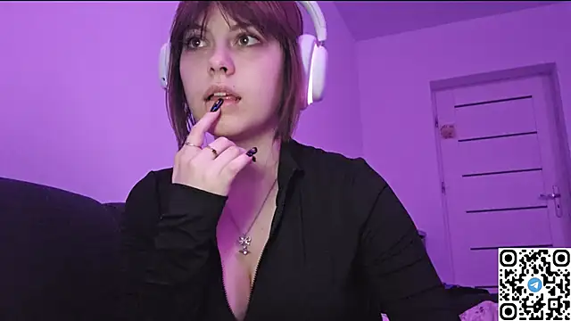 Snapshot of KristiBloom chatting on November 2, 10:45 pm KristiBloom online show from November 2, 10:45 pm