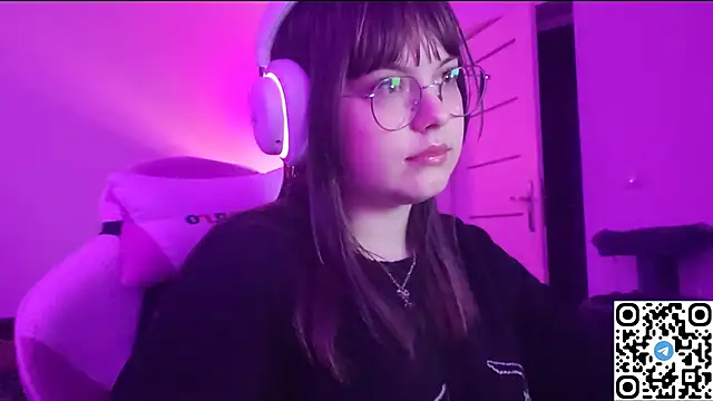 Snapshot of KristiBloom chatting on December 14, 10:25 pm KristiBloom online show from December 14, 10:25 pm