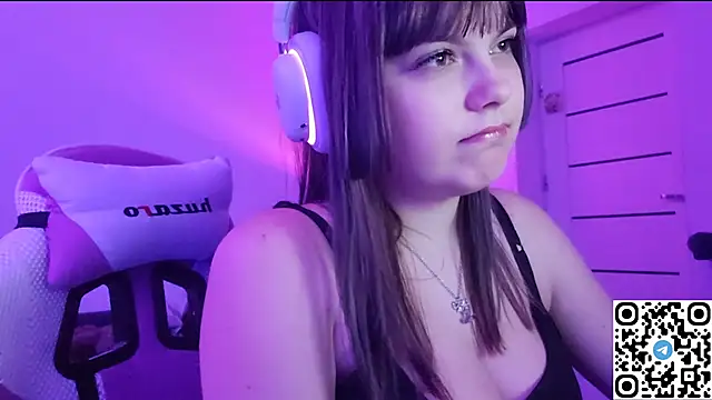 Snapshot of KristiBloom chatting on December 15, 9:52 pm KristiBloom online show from December 15, 9:52 pm