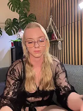 Snapshot of LinaLeana chatting on March 1, 5:59 pm LinaLeana online show from March 1, 5:59 pm