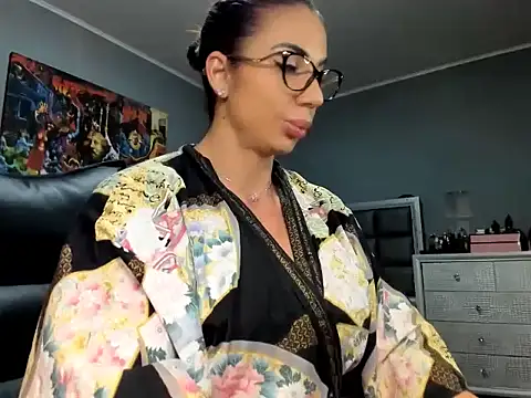 Alesyamuscledollxh online show from November 28, 8:33 pm