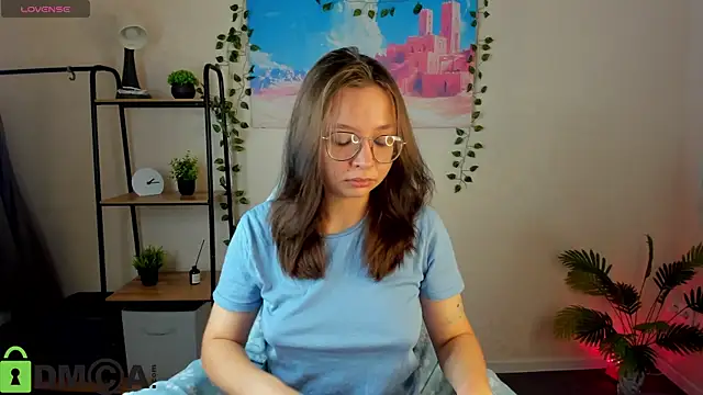 Nuura Moore online show from November 14, 1:04 am