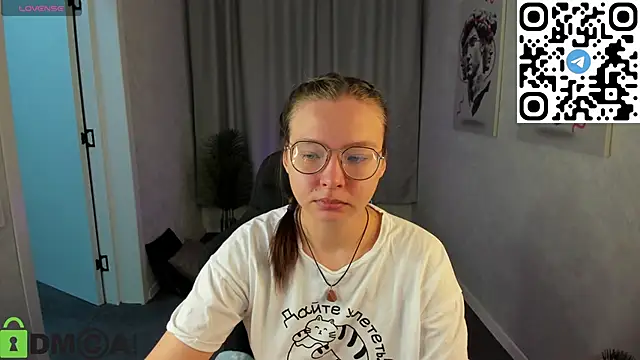 Nuura Moore online show from November 25, 1:16 am