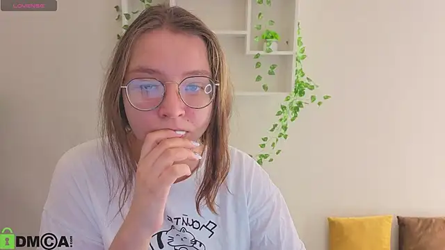 Nuura Moore online show from December 4, 1:04 am