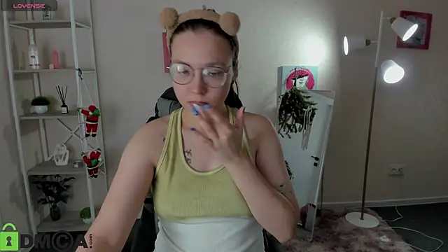 Nuura Moore online show from January 8, 1:08 am