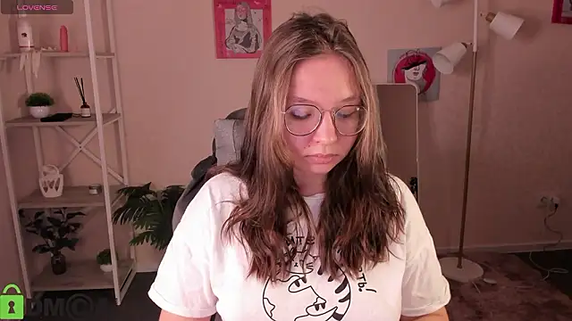 Nuura Moore online show from February 4, 12:49 am