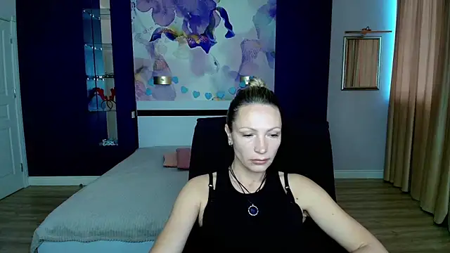 Snapshot of AlinaMoor chatting on October 11, 6:01 am AlinaMoor online show from October 11, 6:01 am