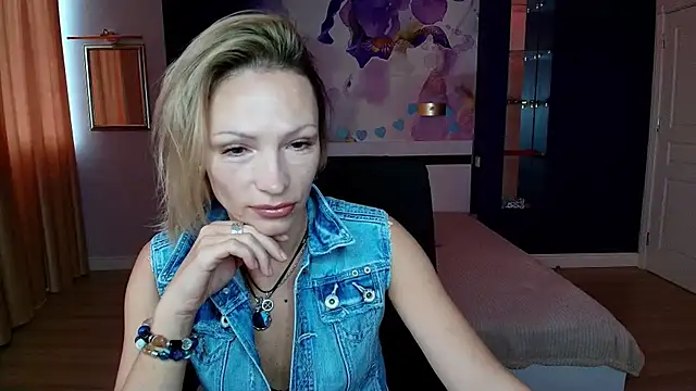 Snapshot of AlinaMoor chatting on October 28, 7:01 am AlinaMoor online show from October 28, 7:01 am