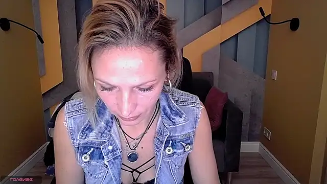 Snapshot of AlinaMoor chatting on October 29, 6:59 am AlinaMoor online show from October 29, 6:59 am