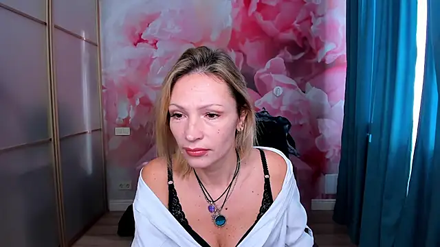 Snapshot of AlinaMoor chatting on November 14, 6:45 am AlinaMoor online show from November 14, 6:45 am