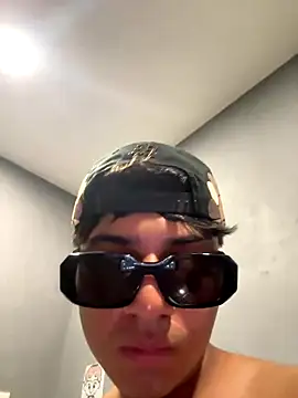 Snapshot of lain213 chatting on October 6, 7:06 am lain213 online show from October 6, 7:06 am