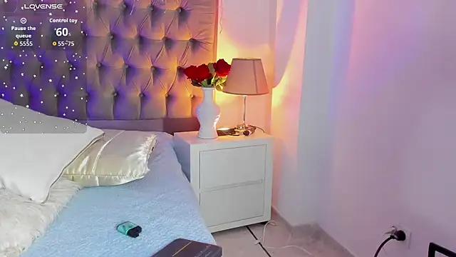 Emma Saylor online show from November 21, 4:49 pm