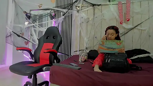 Snapshot of dante_and_kiara chatting on October 28, 9:17 pm dante and kiara online show from October 28, 9:17 pm