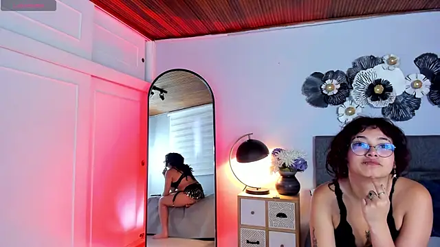 Snapshot of sunny_maya_ chatting on October 9, 8:40 pm sunny maya online show from October 9, 8:40 pm