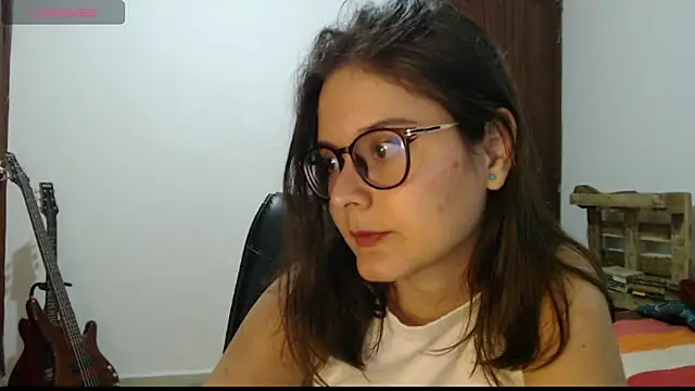 Snapshot of CarlaLorez chatting on April 10, 1:33 am CarlaLorez online show from April 10, 1:33 am