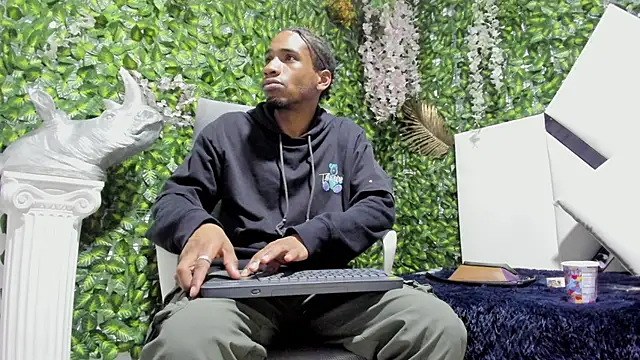 Snapshot of REDBRYAN_EBANO chatting on November 5, 8:31 pm REDBRYAN EBANO online show from November 5, 8:31 pm