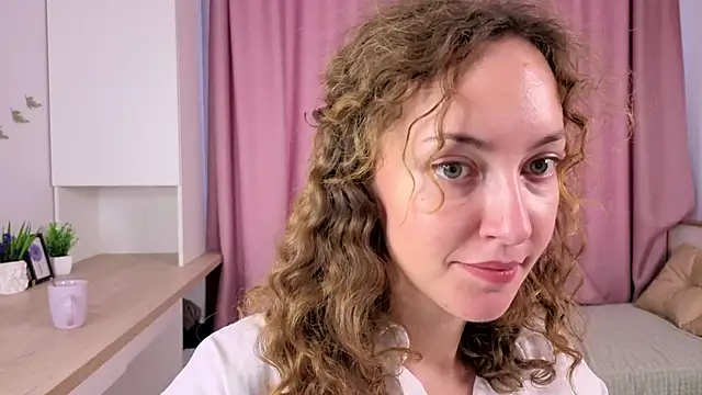 Snapshot of LorraineMann chatting on October 10, 11:42 am LorraineMann online show from October 10, 11:42 am