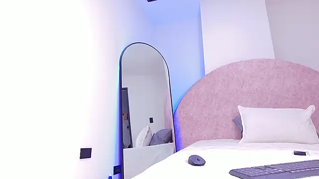 Snapshot of lilylovely_ chatting on December 2, 7:20 pm lilylovely online show from December 2, 7:20 pm