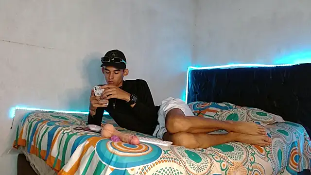 Snapshot of Paulosex12 chatting on October 16, 6:25 am Paulosex12 online show from October 16, 6:25 am