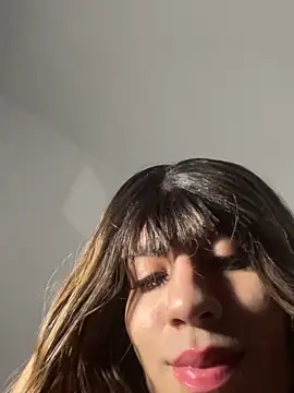 Snapshot of SiaraRealist chatting on November 15, 1:14 am SiaraRealist online show from November 15, 1:14 am