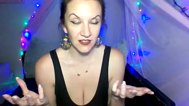 easy briezy online show from December 3, 10:08 pm