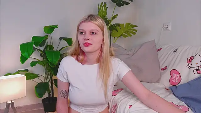 Snapshot of Any_mo0n chatting on October 11, 8:24 am Any mo0n online show from October 11, 8:24 am