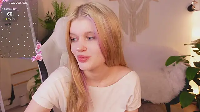 Snapshot of Any_mo0n chatting on December 3, 7:27 am Any mo0n online show from December 3, 7:27 am