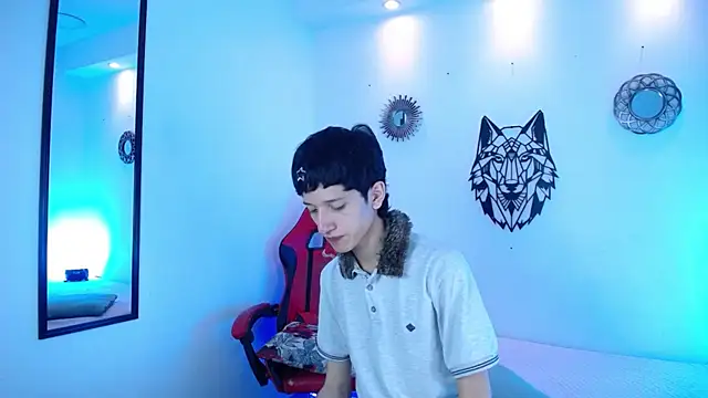 Emo Boy  online show from January 8, 8:33 pm