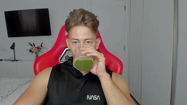 Snapshot of find0m_master chatting on October 11, 2:26 pm find0m master online show from October 11, 2:26 pm