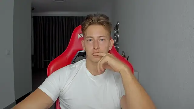 Snapshot of find0m_master chatting on October 24, 9:28 am find0m master online show from October 24, 9:28 am