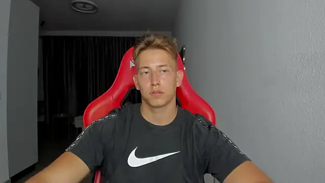 Snapshot of find0m_master chatting on November 3, 8:43 pm find0m master online show from November 3, 8:43 pm