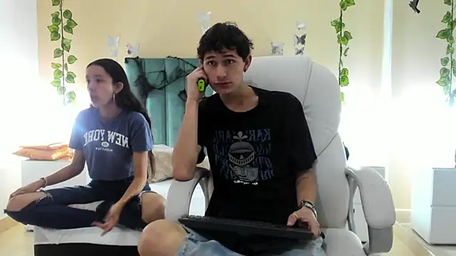 Snapshot of Taylor_and_exidt chatting on October 16, 12:39 pm Taylor and exidt online show from October 16, 12:39 pm