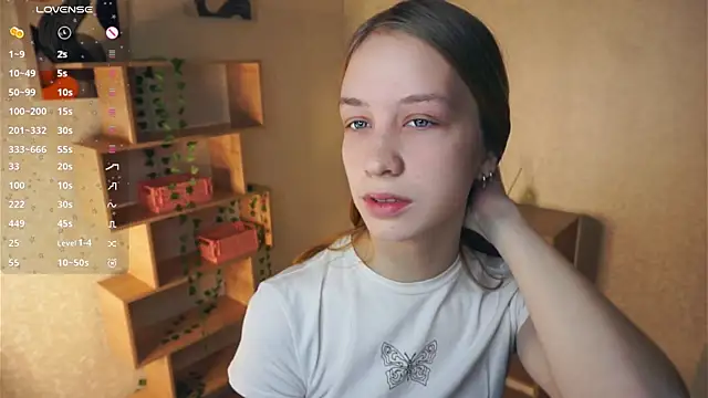 Snapshot of IveyColley chatting on December 4, 7:28 am IveyColley online show from December 4, 7:28 am