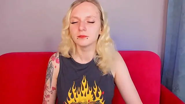 Snapshot of LikiLips chatting on October 9, 1:25 am LikiLips online show from October 9, 1:25 am