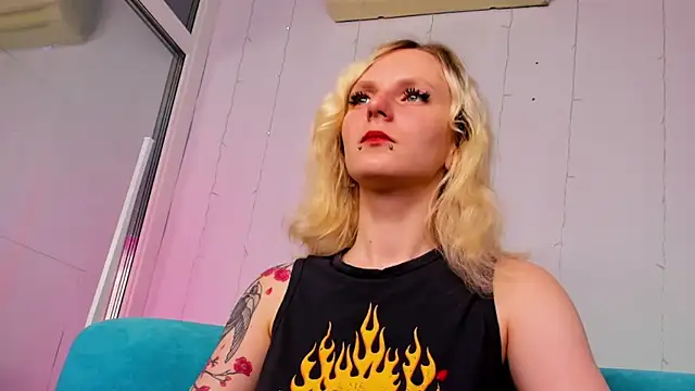 Snapshot of LikiLips chatting on October 10, 1:37 am LikiLips online show from October 10, 1:37 am