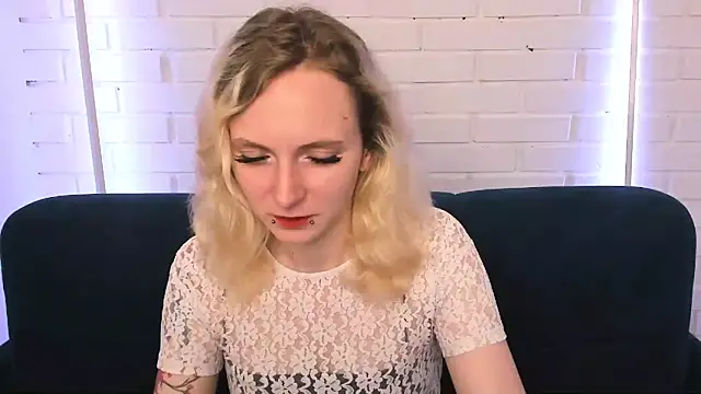 Snapshot of LikiLips chatting on October 14, 1:39 am LikiLips online show from October 14, 1:39 am