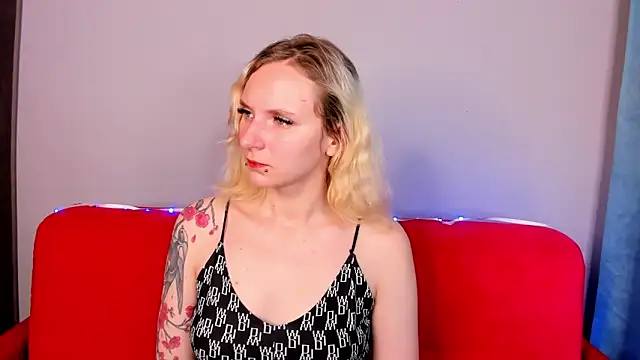 Snapshot of LikiLips chatting on October 15, 1:50 am LikiLips online show from October 15, 1:50 am