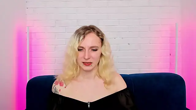 Snapshot of LikiLips chatting on November 2, 8:28 am LikiLips online show from November 2, 8:28 am