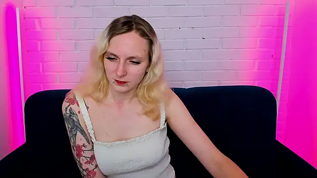 Snapshot of LikiLips chatting on November 7, 1:16 am LikiLips online show from November 7, 1:16 am