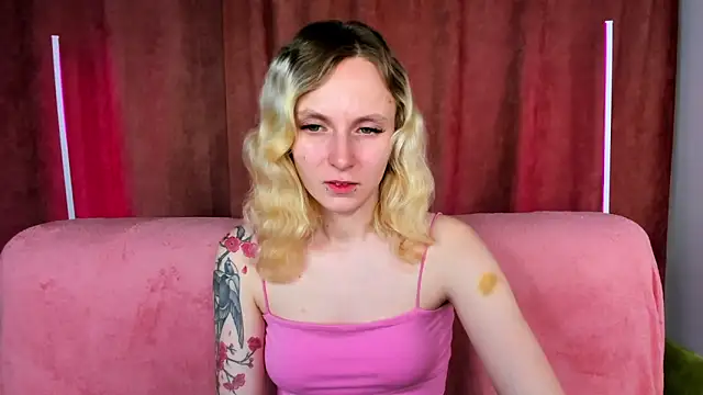 Snapshot of LikiLips chatting on November 25, 1:05 am LikiLips online show from November 25, 1:05 am