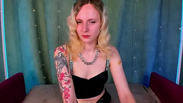 Snapshot of LikiLips chatting on November 28, 1:30 am LikiLips online show from November 28, 1:30 am