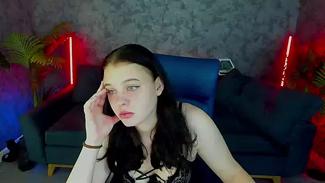 Snapshot of SnowWhiti chatting on November 23, 6:24 am SnowWhiti online show from November 23, 6:24 am