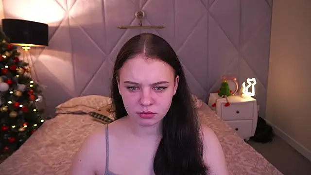 Snapshot of SnowWhiti chatting on December 14, 6:41 am SnowWhiti online show from December 14, 6:41 am