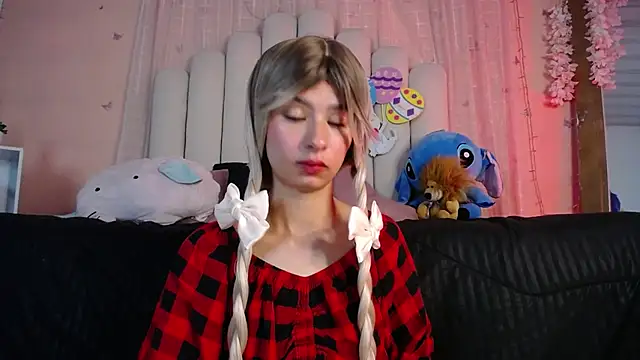 Snapshot of SweetRenata_ chatting on April 7, 11:43 am SweetRenata online show from April 7, 11:43 am