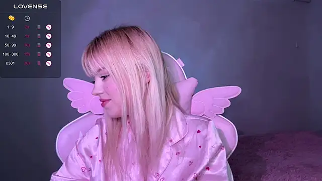 myprettylola online show from November 19, 7:58 pm