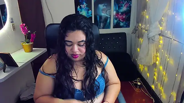 Snapshot of oliviia_cute chatting on November 5, 4:34 am oliviia cute online show from November 5, 4:34 am