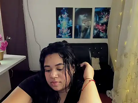 Snapshot of oliviia_cute chatting on November 7, 5:18 am oliviia cute online show from November 7, 5:18 am