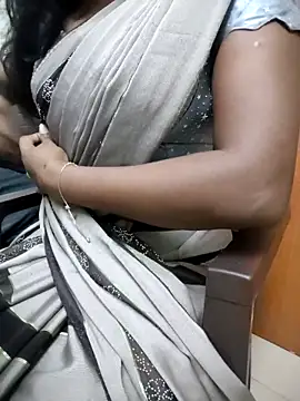 Snapshot of Tamilmallu-duskygirl03 chatting on December 3, 3:32 pm Tamilmallu-duskygirl03 online show from December 3, 3:32 pm