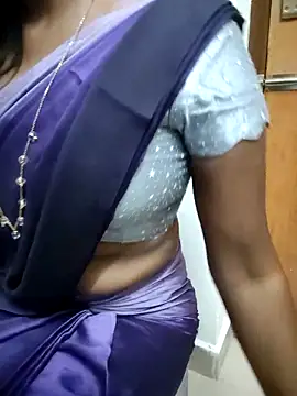 Snapshot of Tamilmallu-duskygirl03 chatting on December 18, 7:47 am Tamilmallu-duskygirl03 online show from December 18, 7:47 am